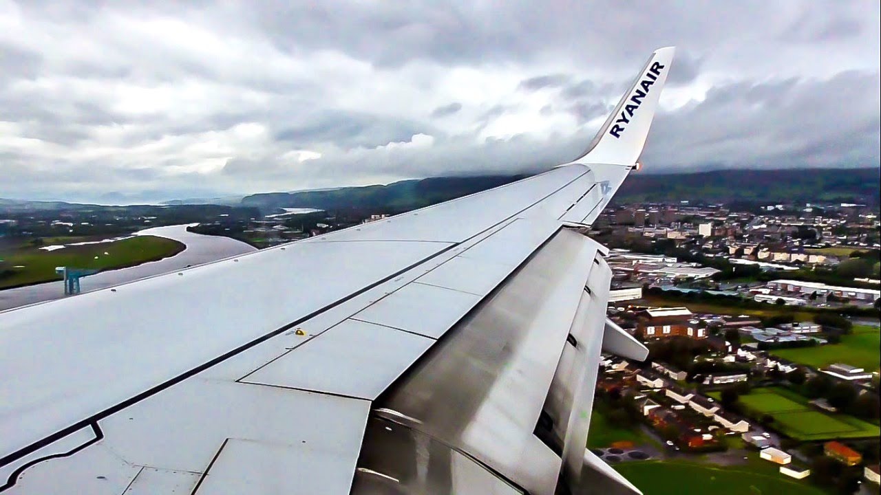 Ryanair Boeing 737-800 STORMY LANDING at Glasgow Airport