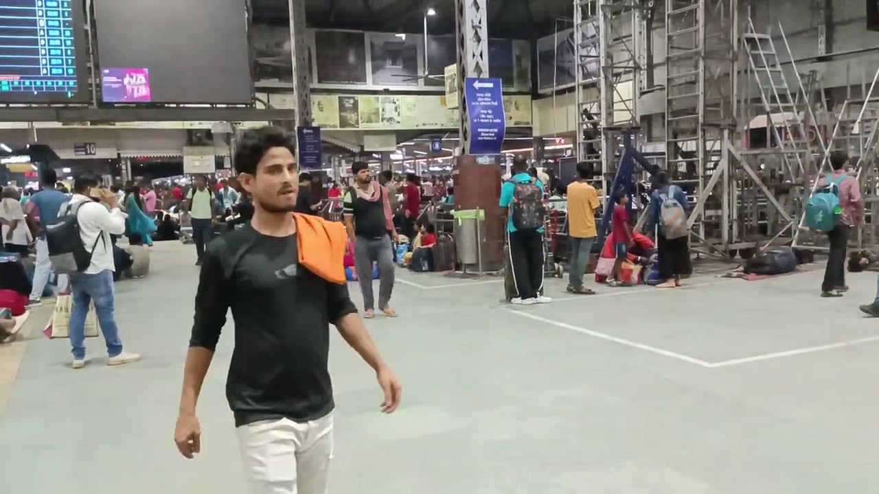 Howrah Railway Station ander ka Night views and traffic