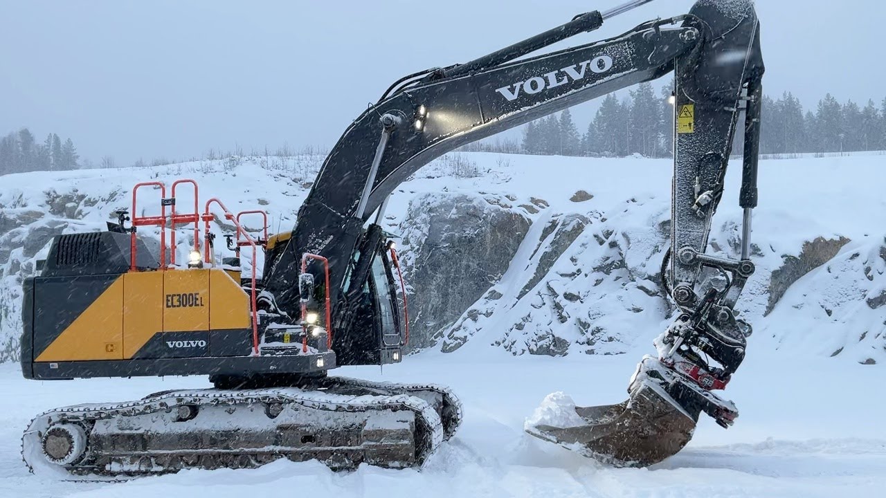 Köp Grävmaskin Volvo EC300EL med Rototilt och skopor på Klaravik