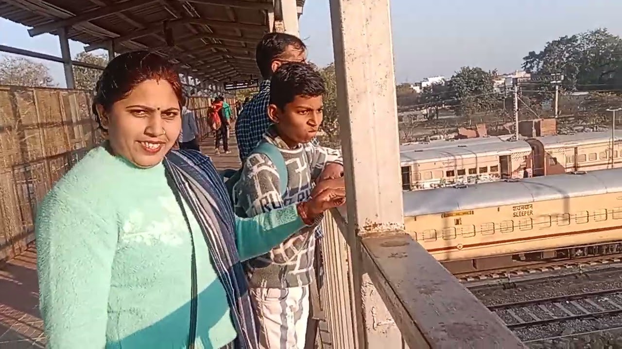 Hamara 👍Pratapgarh🤗 ka station ⛽||#हमारा 💖प्रतापगढ़ 🤩का स्टेशन||#poonam_pal4176_Vlogs
