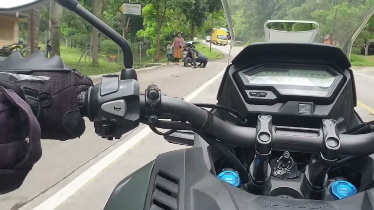 Melintasi rute Sitinjau Lauik dengan Honda CB150X