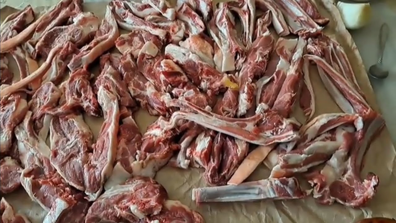 Πως ψήνουμε προβατίνα στα κάρβουνα (τρόπος μαρινάρισματος). How to grill mutton (marination method).