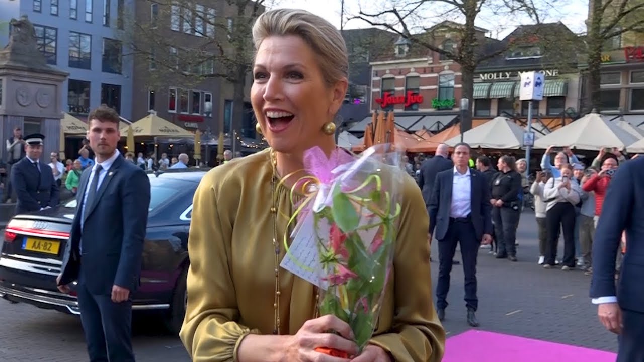 Koningin Máxima experimenteert met licht op World Quantum Day in Enschede