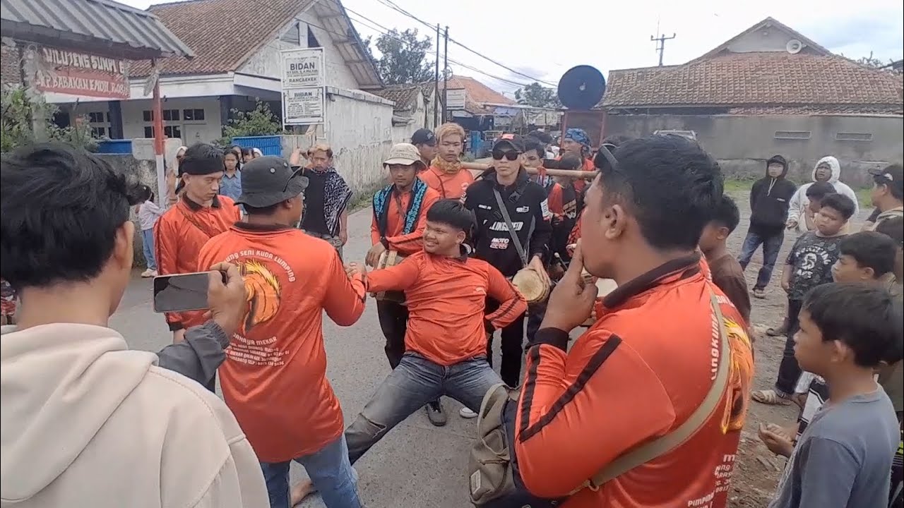 Seni Reak Kuda Lumping Cahaya Mekar Iring-Irangan menuju Tempat Di Jalan Rancakihiang 