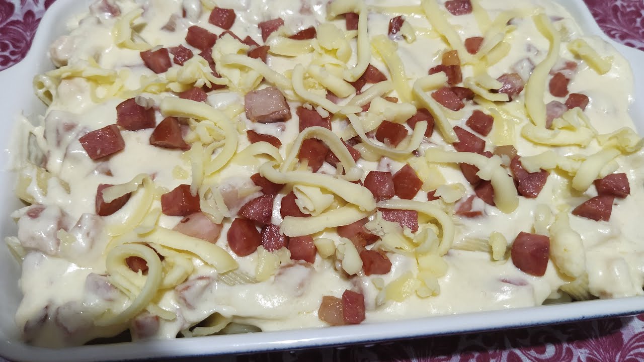MACARRÃO COM MOLHO BRANCO BACON E LINGUIÇA CALABRESA