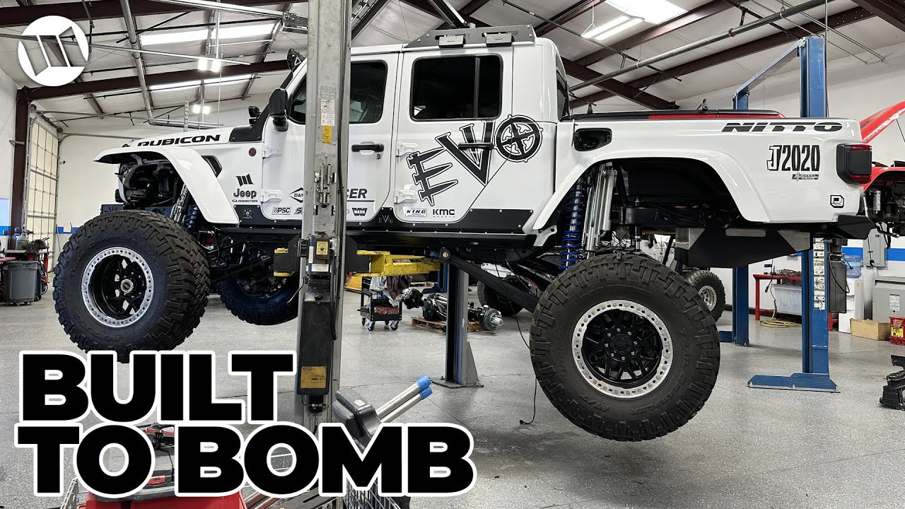 Продольные рычаги EVO на грузовике Jeep Gladiator позволяют путешествовать на большие расстояния ...
