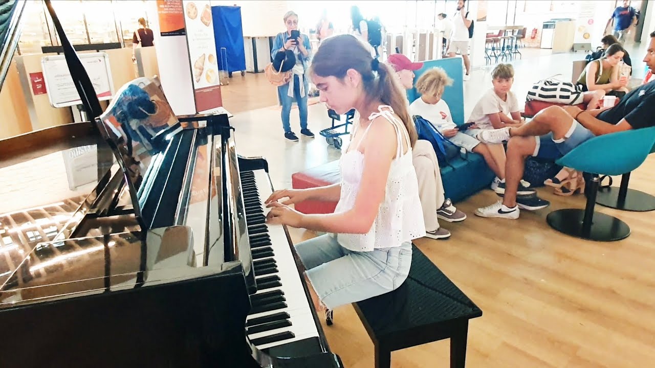 Girl surprises everyone at airport piano