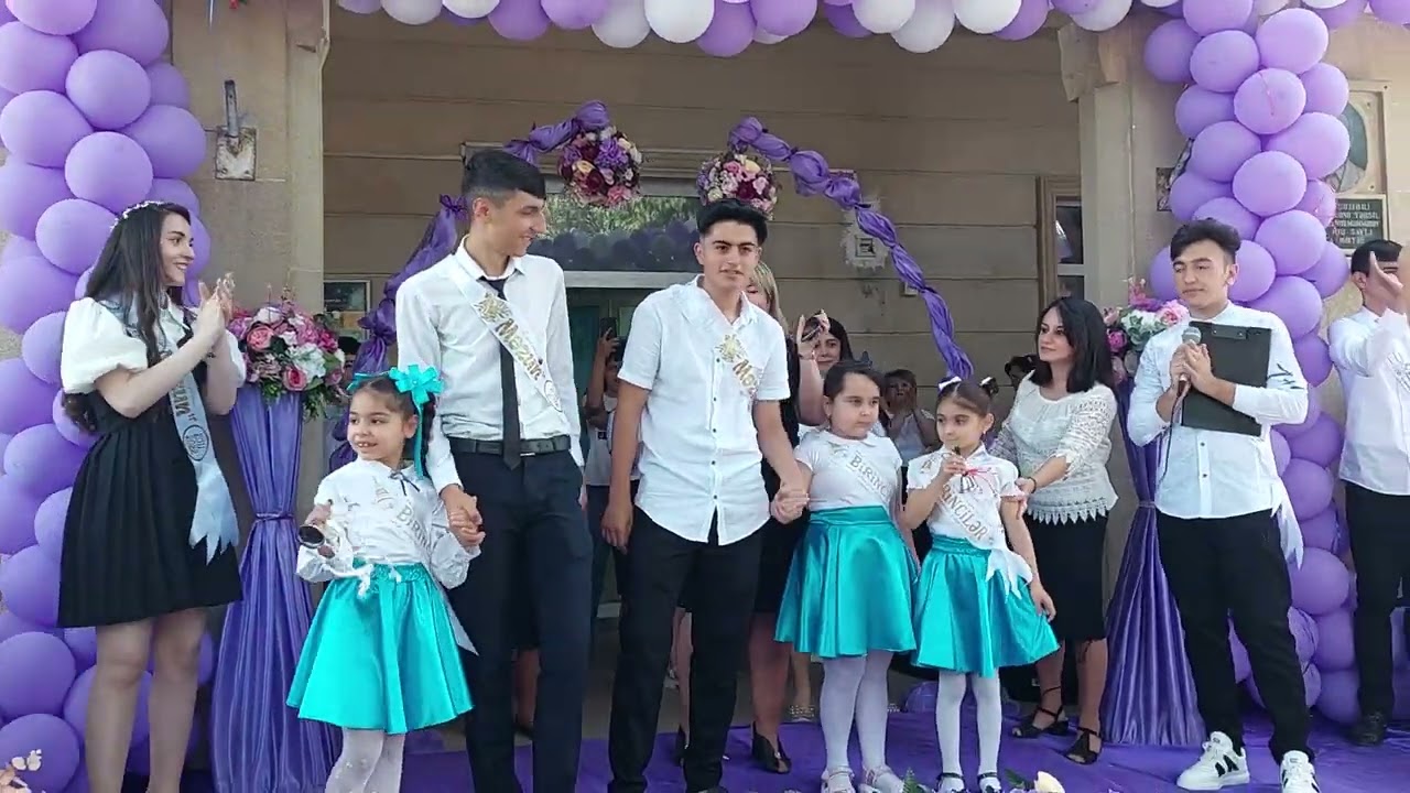 Tədbirin sonunda məzunlarımız estafeti I siniflərə verərək bilik açarını onlara təqdim etdilər