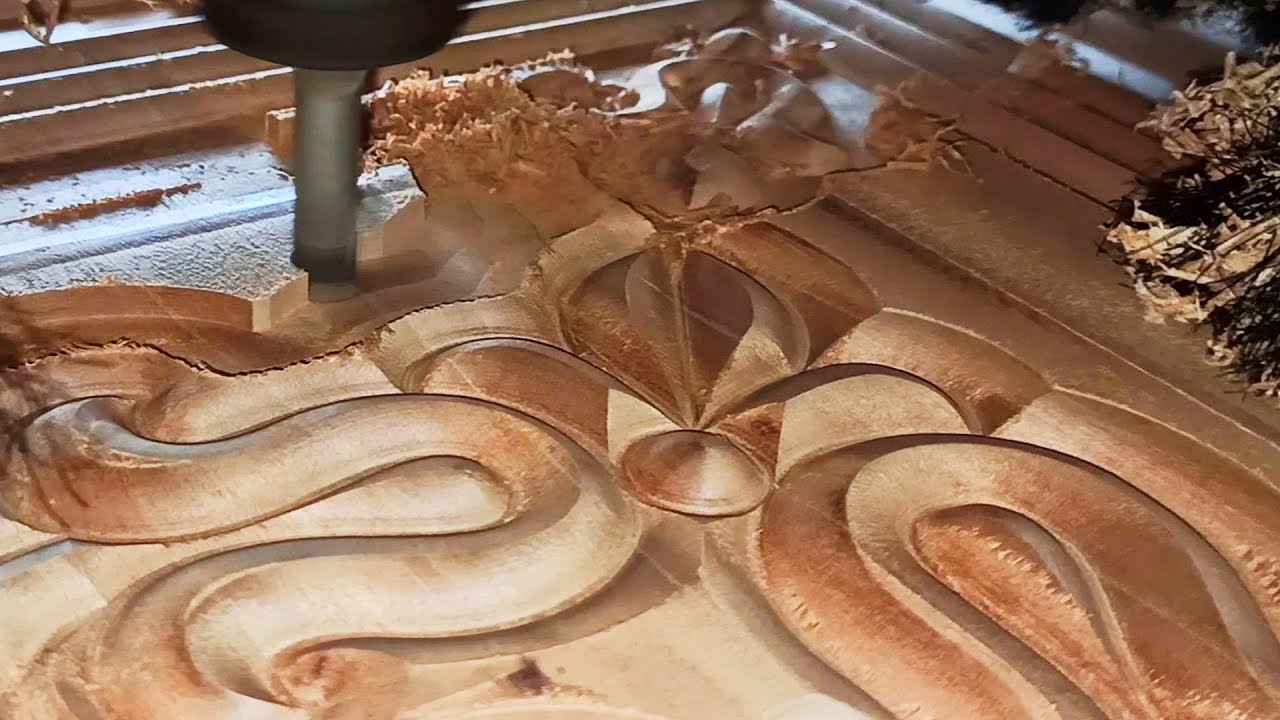 Резьба очень дорогой деревянной двери на станке с ЧПУ.