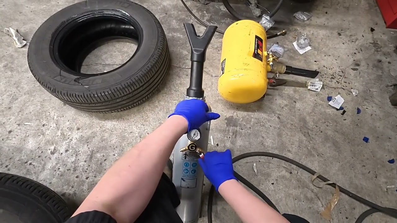 Этот инструмент Bead Bazooka значительно упрощает установку труднозакрепляемых бортов шин.