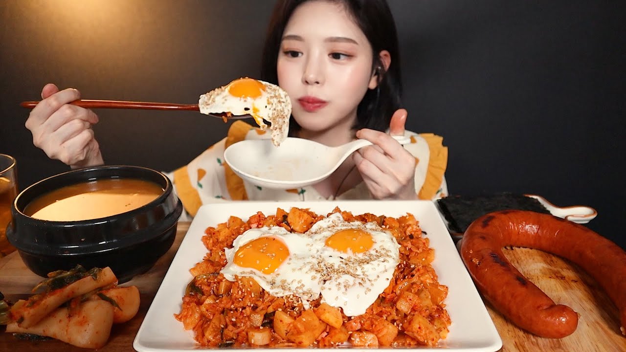 SUB)깍두기 가득 넣은 깍두기볶음밥에 킬바사소세지 먹방 ! 된장찌개까지 리얼사운드 cubed radish kimchi bokkeumbap & kilbasa mukbang ASMR