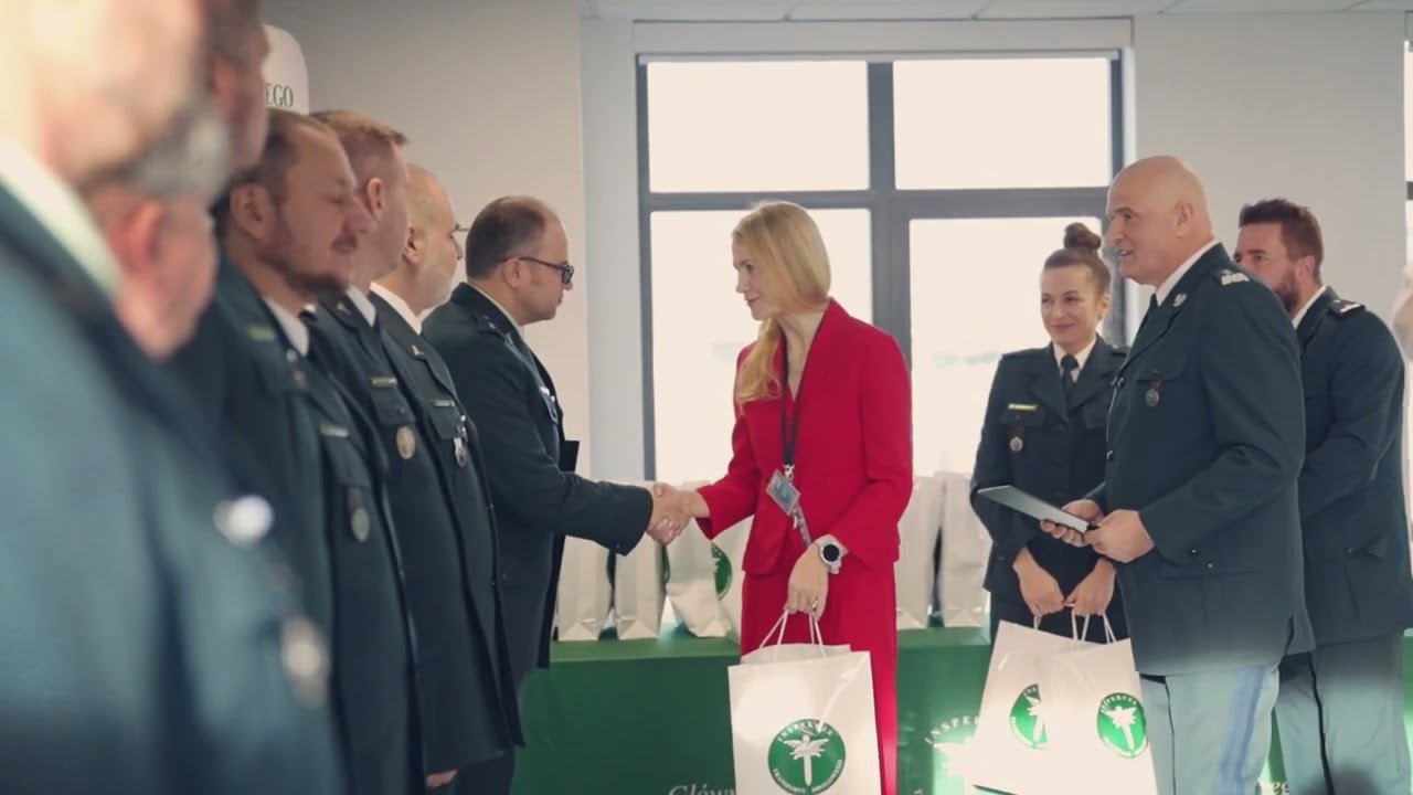 Uroczyste wręczenie legitymacji służbowych nowym funkcjonariuszom ITD
