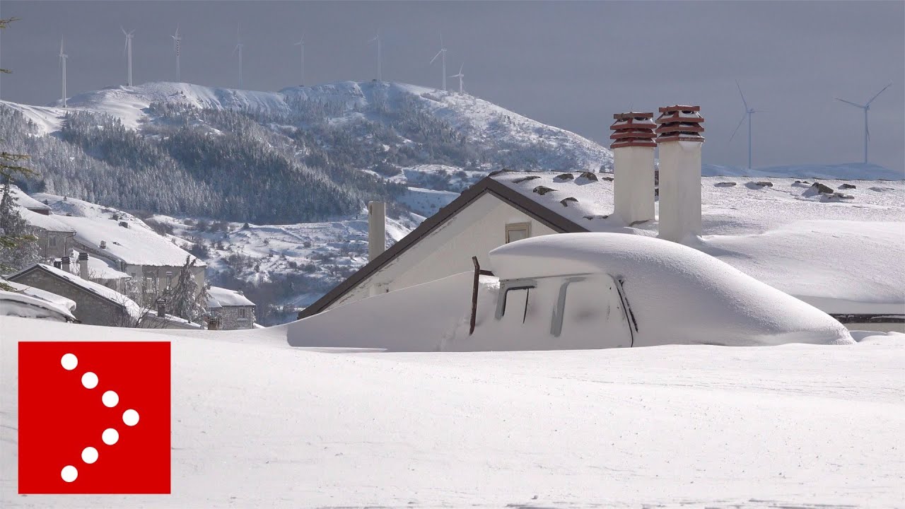 Castiglione Messer Marino (Chieti) sommersa dalla neve: 