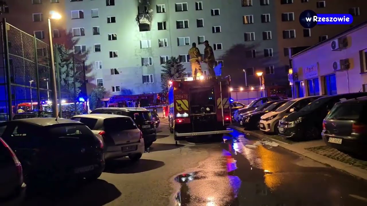 Akcja służb ratunkowych podczas pożaru w bloku na ul. Popiełuszki, 19.06.25, godz. 1:00