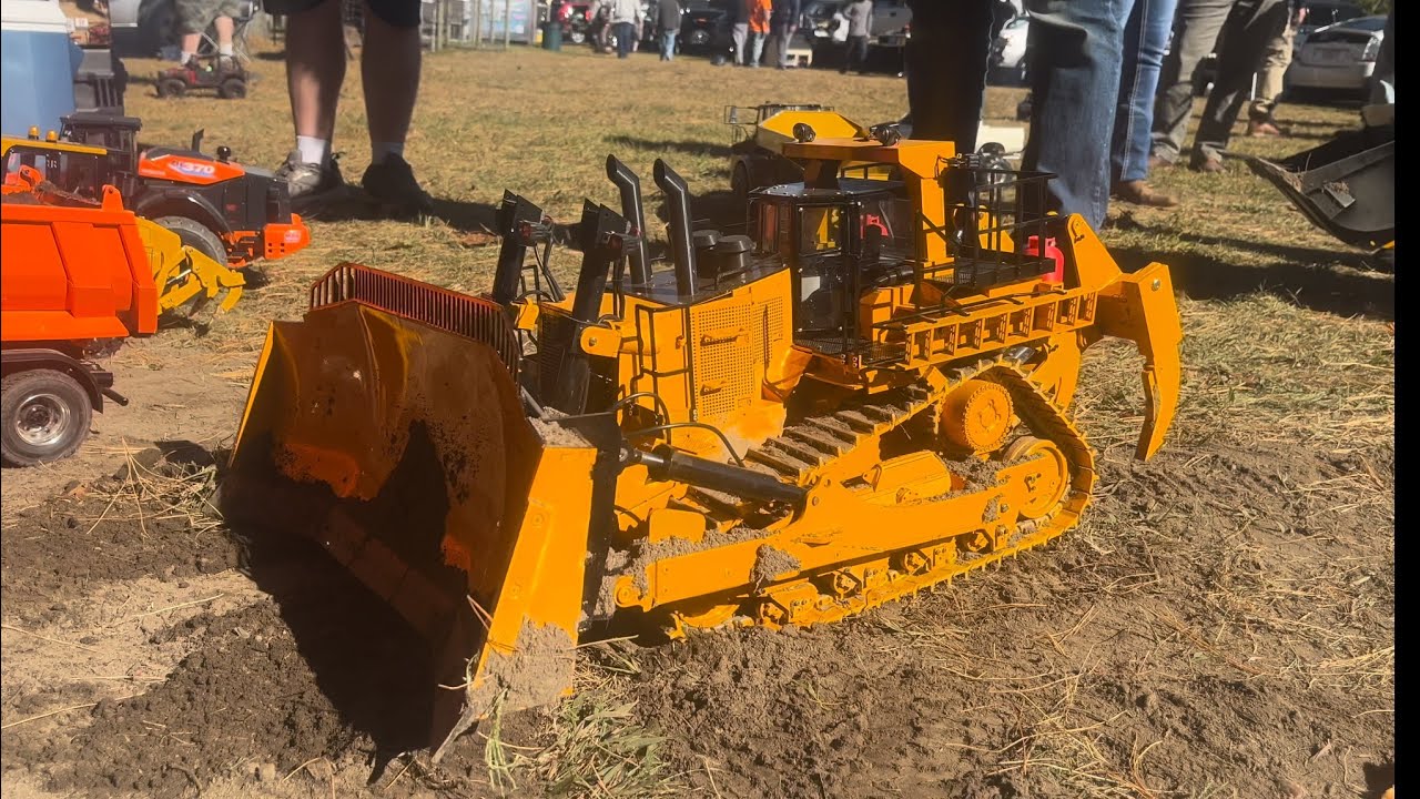 1/14 D11 dozer pushing dirt at farm fest
