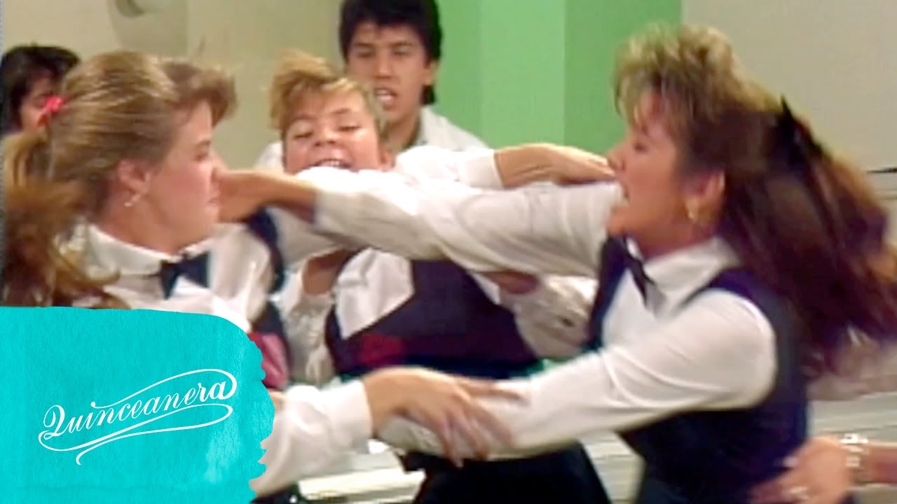 Maricruz se pelea en su escuela por defender a su padre | Quinceañera | C-50 | tlnovelas