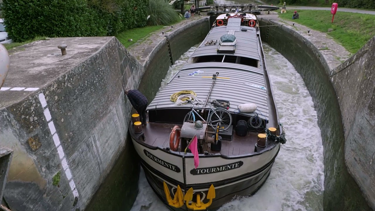 Transport en péniche sur le canal du midi
