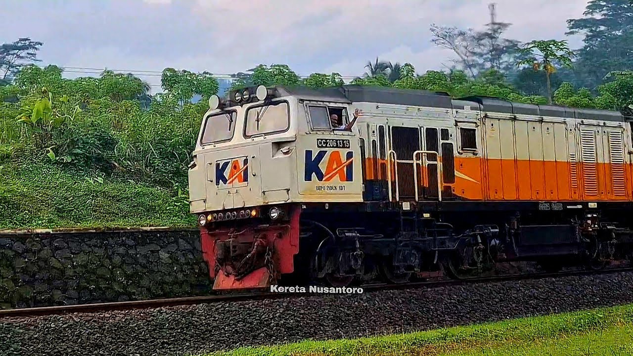 KERETA API PANJANG‼️ MENEMUKAN 30 KERETA API NGEBUT  DI PERLINTASAN MENIKUNG