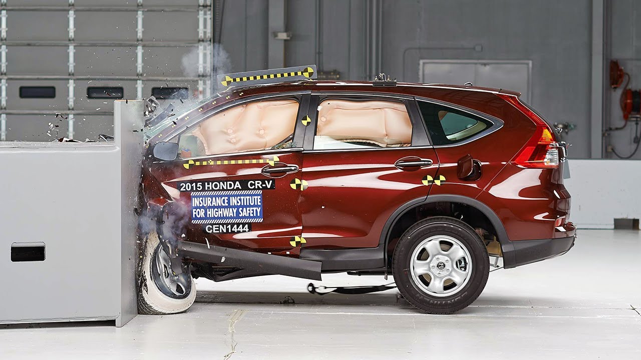 2015 Honda CR-V driver-side small overlap IIHS crash test