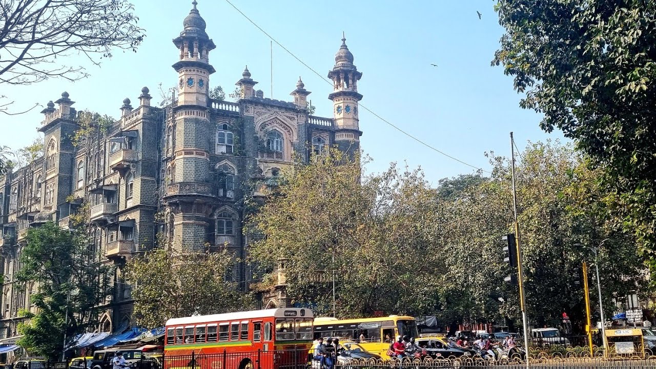 Walking in Mumbai Fort (India)