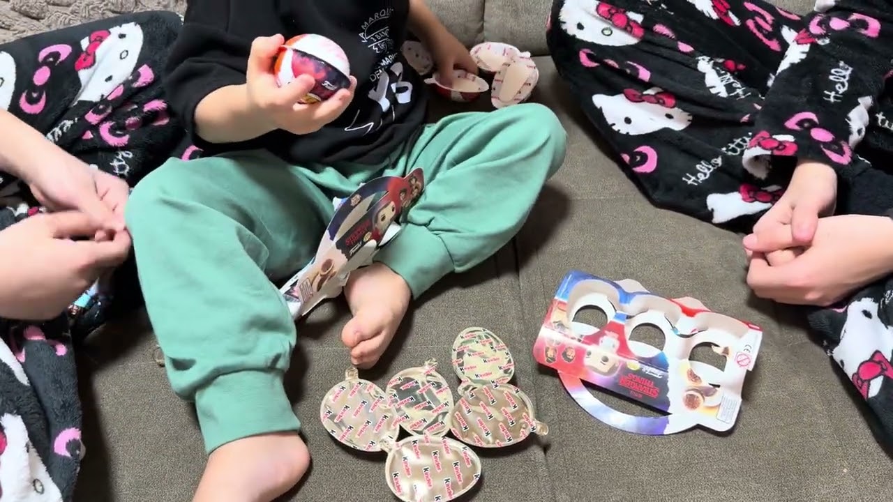We're opening a Kinder chocolate bar, let's see what toys we get! 😍