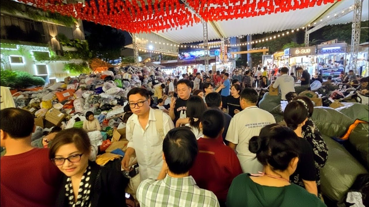 VIỆT KIỀU NGỠ NGÀNG CẢNH SÀI GÒN ĐÊM RƯNG RƯNG NƯỚC MẮT NGƯỜI DÂN SÀI GÒN HỖ TRỢ MIỀN TRUNG THÂN YÊU