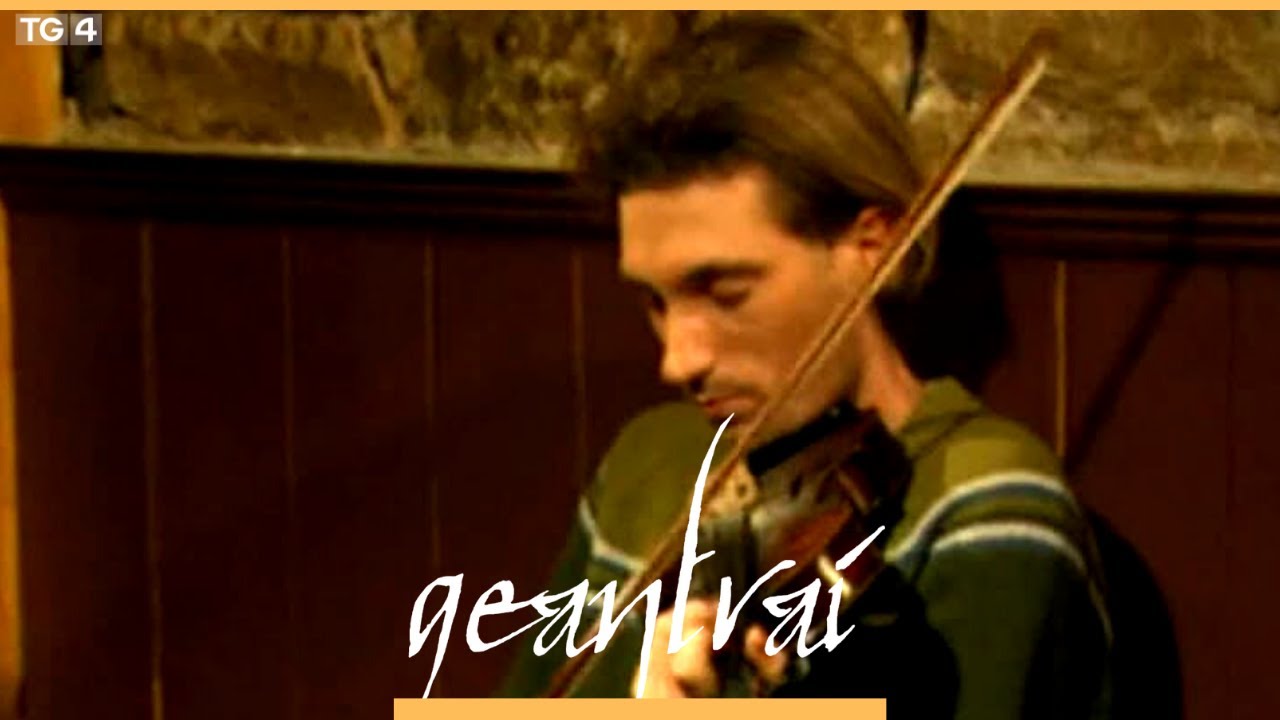 Caoimhín Ó Raghallaigh & Mick O'Brien | Tigh Devane, Cluain Meala | Geantraí na Nollag 2003 | TG4