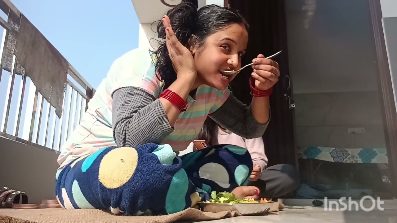 Ham kha rahe the bahar dhup mein khana mast hoke 🤗