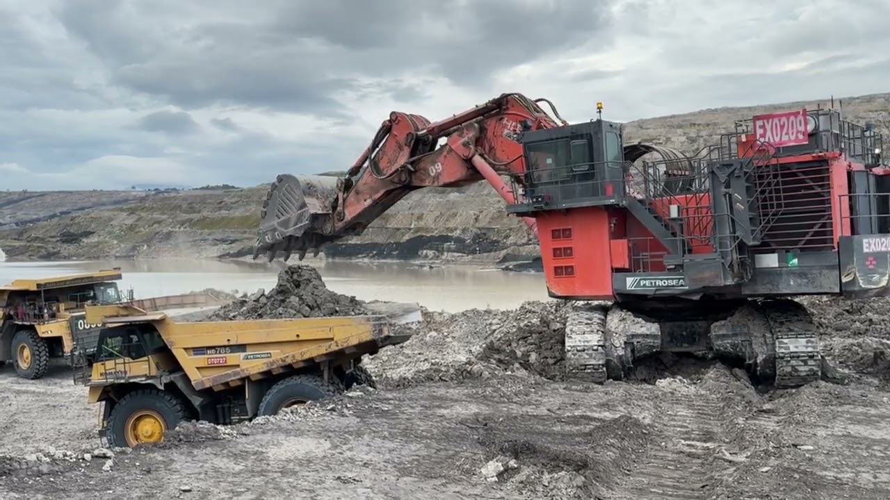 Big diger Hitachi Ex 2600-6 working || Loading Over burden on Hd 785-7 komatsu Dumper ~ miningstory
