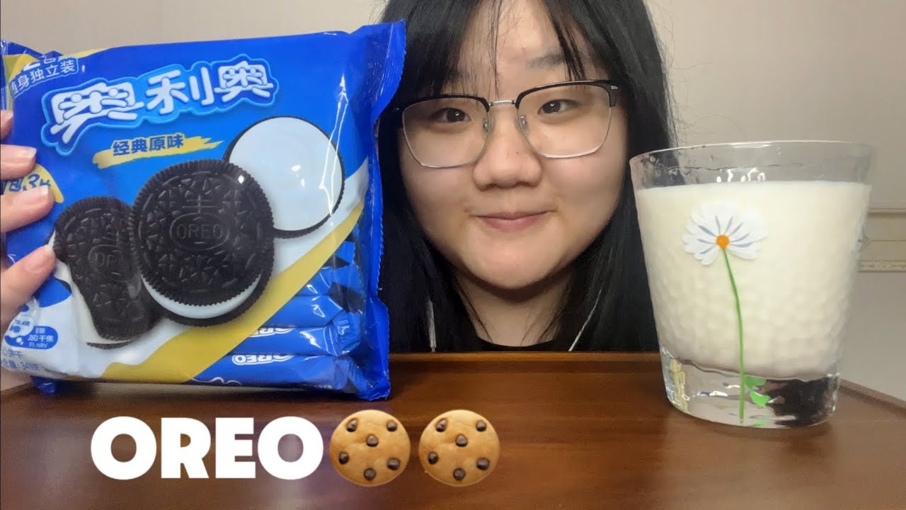 ASMR | Eating Oreo Cookies 🍪🥛