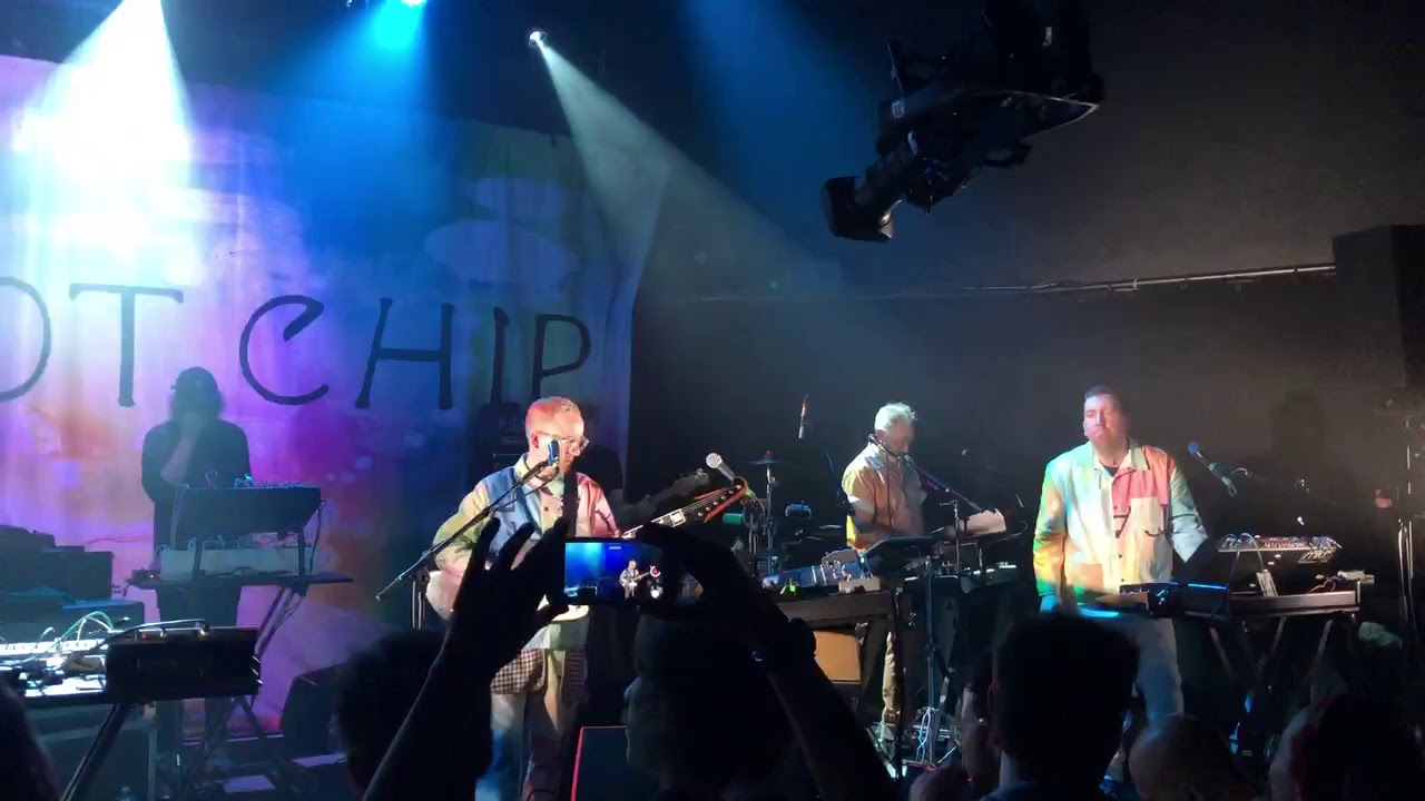 Hot Chip - Over and Over (live)