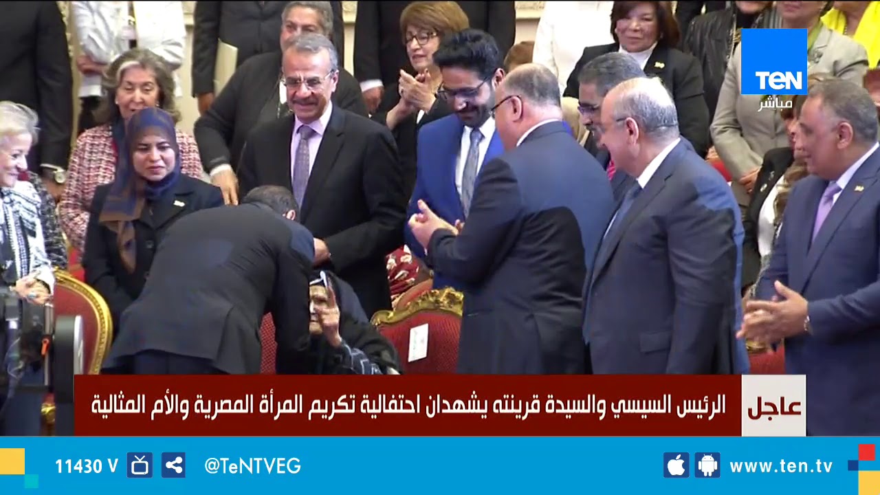 اللقطة الأجمل.. السيسي يلبي رغبة الحاجة فهيمة 