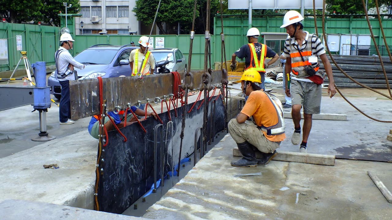 新北市永和區文化路113巷建築工地，因連續壁坍孔包泥，導致地下室開挖時，造成坍塌工安意外。連續壁防滲外牆工法可預防連續壁施工時坍孔包泥可能產生之周遭基地崩塌工安意外，並可作為地下室外圍幕防水工法。