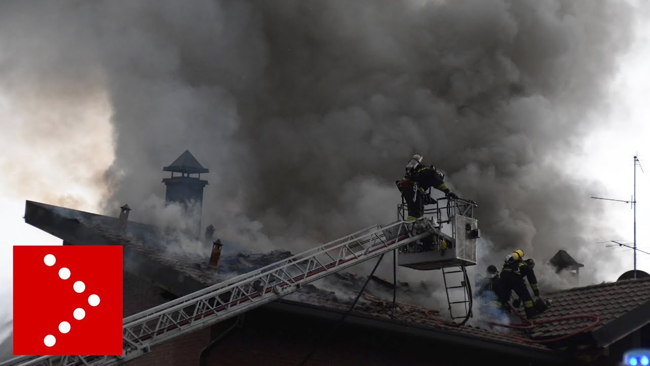 Lesmo, spaventoso incendio avvolge palazzina: l'intervento dei vigili del fuoco