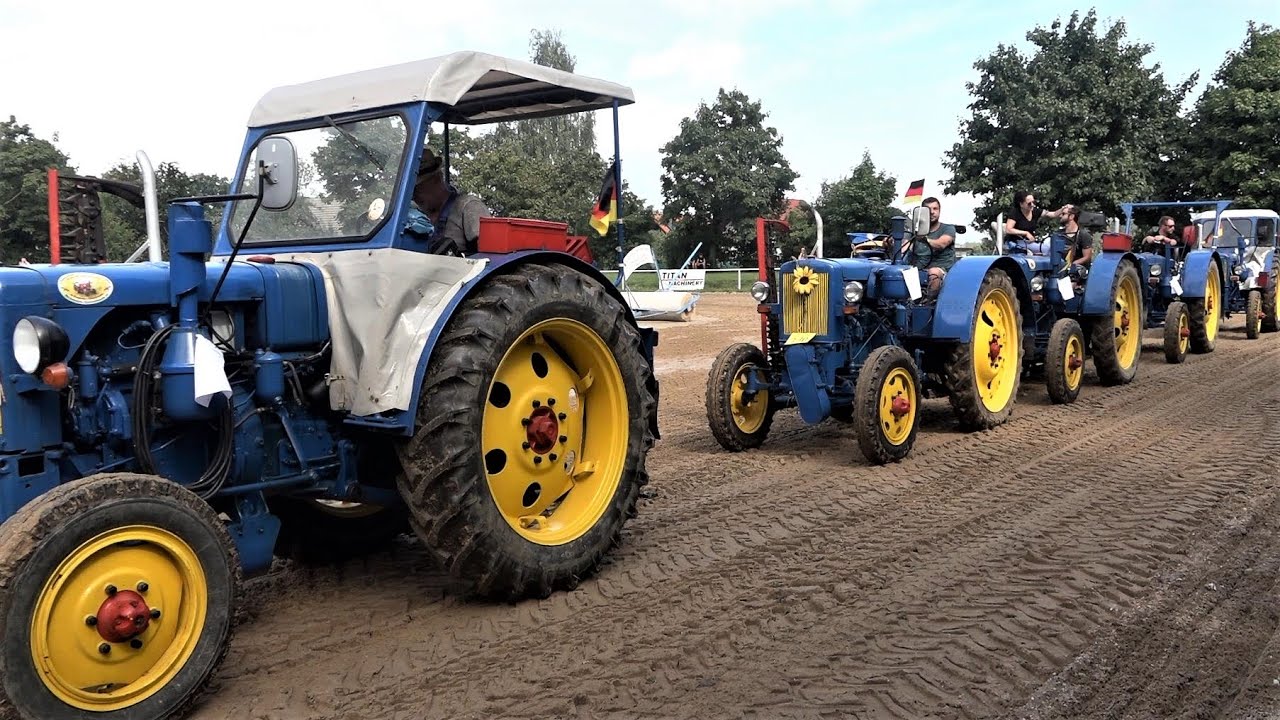 Präsentation der Oldtimer- Fahrzeuge - 20. Traktorentreffen in Kemnitz am 27.08.2022