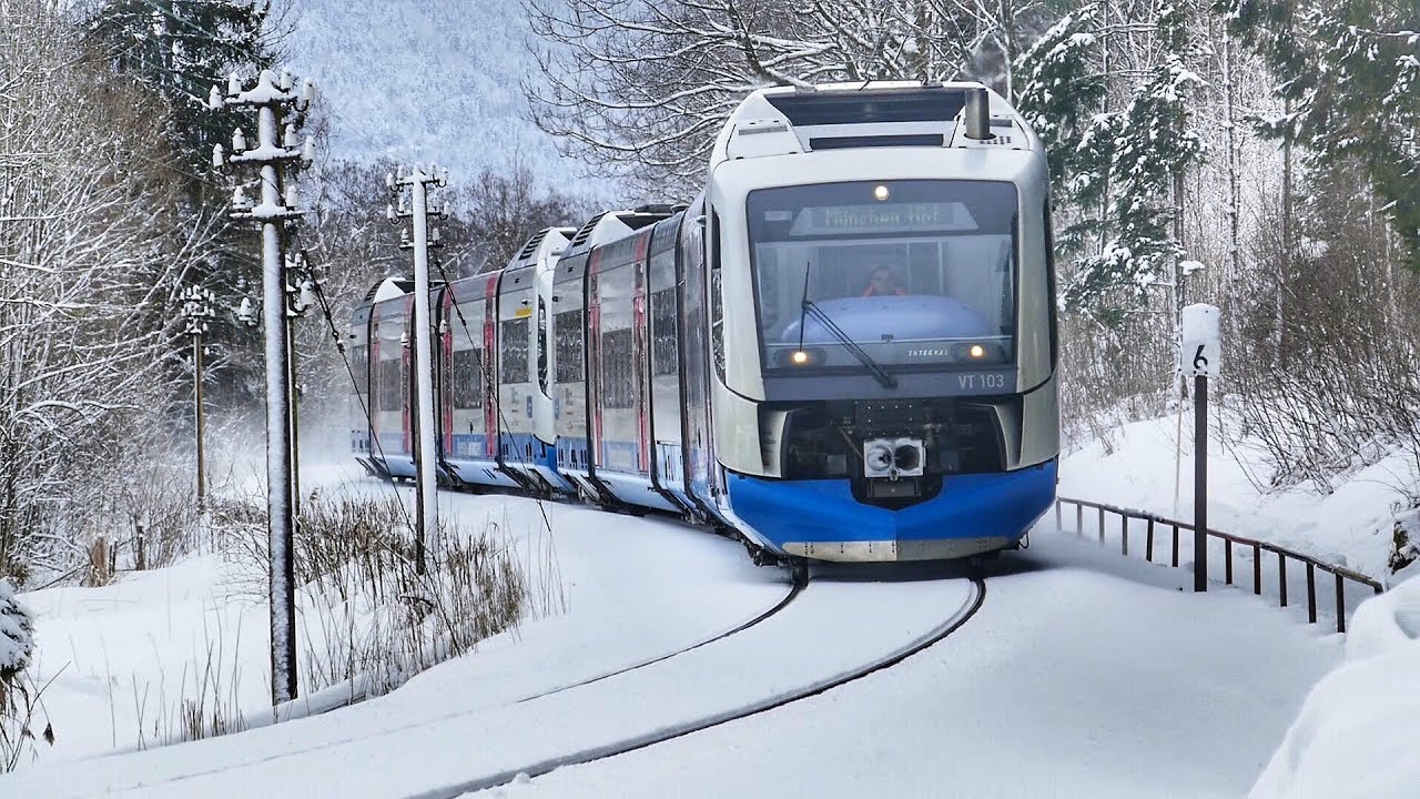 Bayerische Oberlandbahn entlang am verschneiten Schliersee