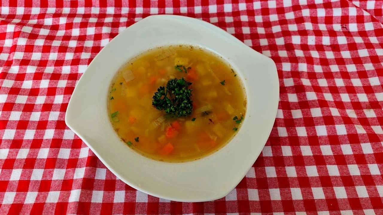 Kroupovou polévku vařily babičky. A je 100× lepší než ramen a pho | @zadnyspeky