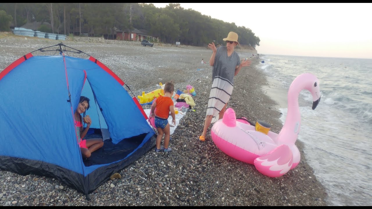Plajda çadır kamp, Elifi kuma gömdük. Denizde Flamingo Elif ile Eğlenceli Video #EvdeKal #SendeOyna