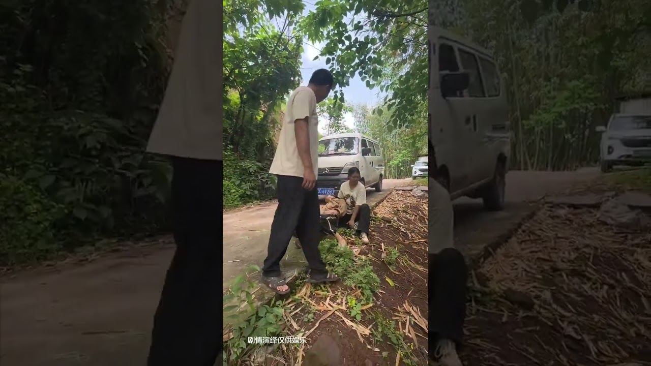 Crash and near-death, kind-hearted driver rescue#kindness  #inspiration  #helpothers #viral  #rescue