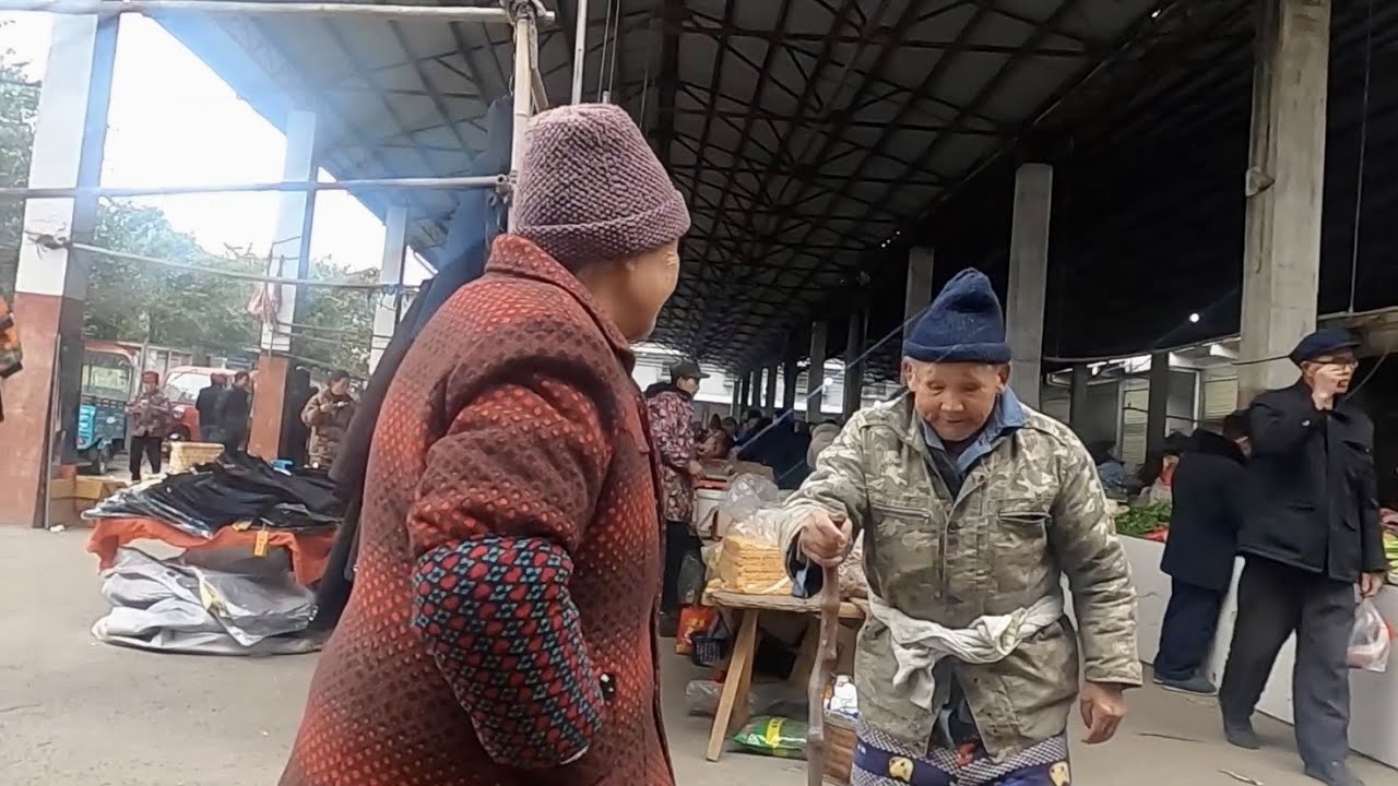 實拍農村趕集的真實情景，鎮上到處是老人，街上到處是垃圾