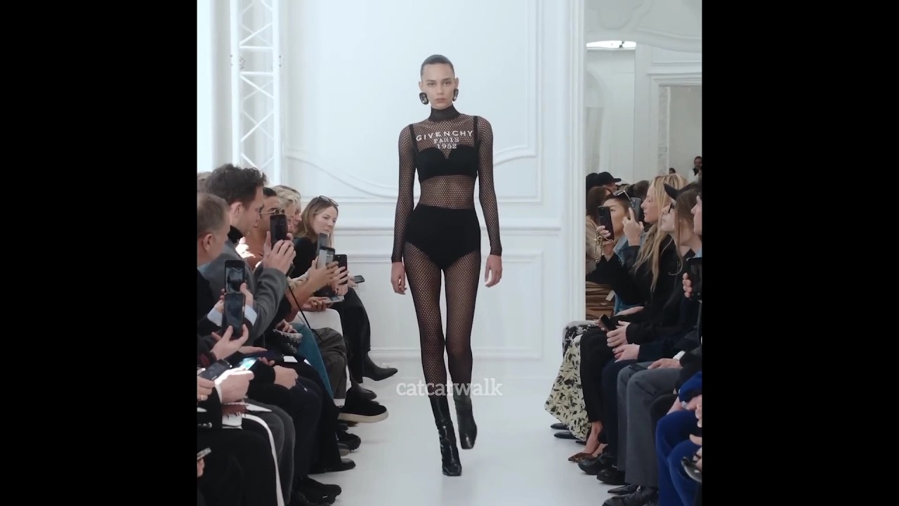 Binx Walton opening GIVENCHY FW25 #binxwalton #givenchy #fw25 #model #runway #catwalk #fashion #edit