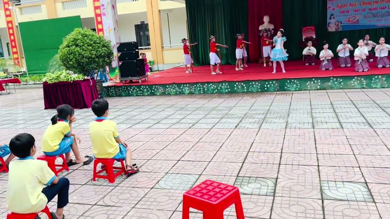 Múa tập thể: Về lại trường xưa 