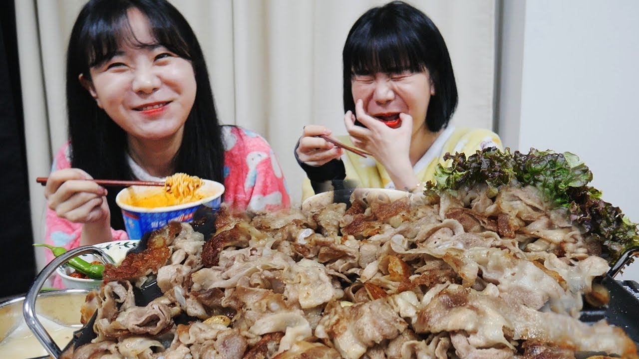 SUB)1분 먼저 태어난 쌍둥이언니랑 대패삼겹살에 비빔면 먹방ㅋㅋ 나름이 먹방 (단발 나름) 삼겹살 먹방TWINS MUKBANG