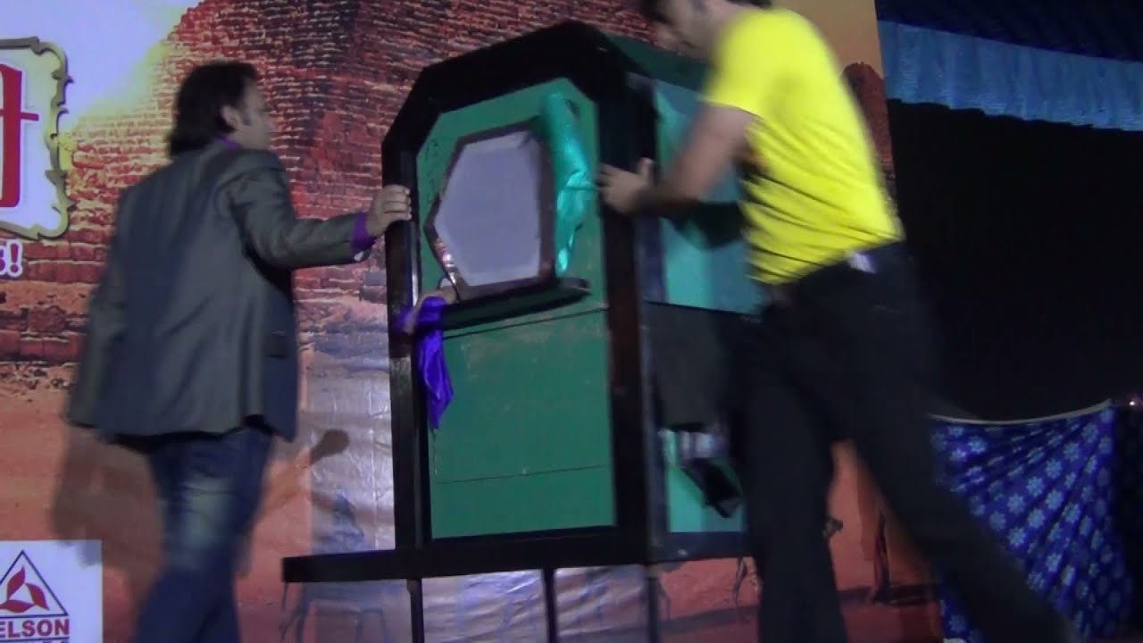 Zigzag Cube Sawing a lady in half illusion illusionist Munawar Khan Muzaffar at Dreamworld Resort