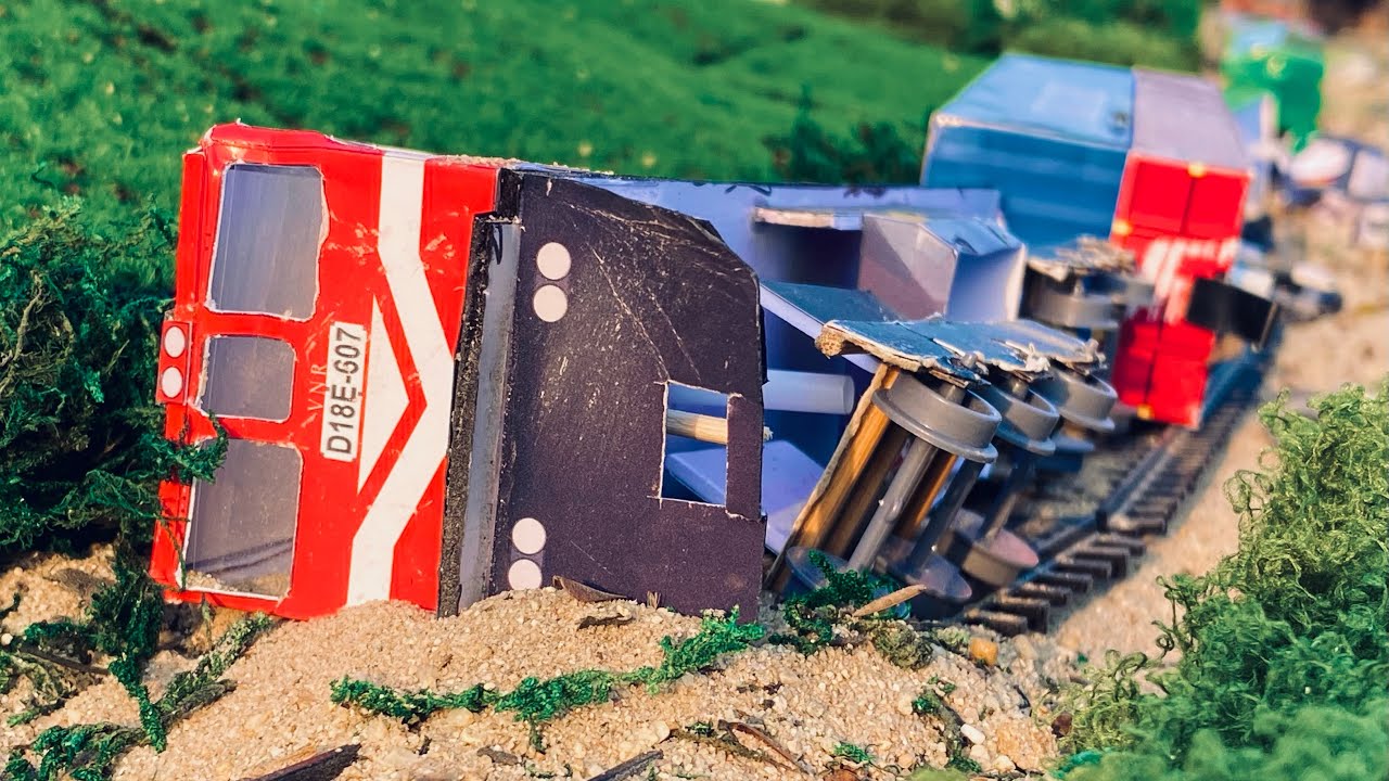 It’s Real! A Handmade Model of a Train Derailment!Siêu mô hình lật tàu hoả chở hàng nghiêm trọng!!!