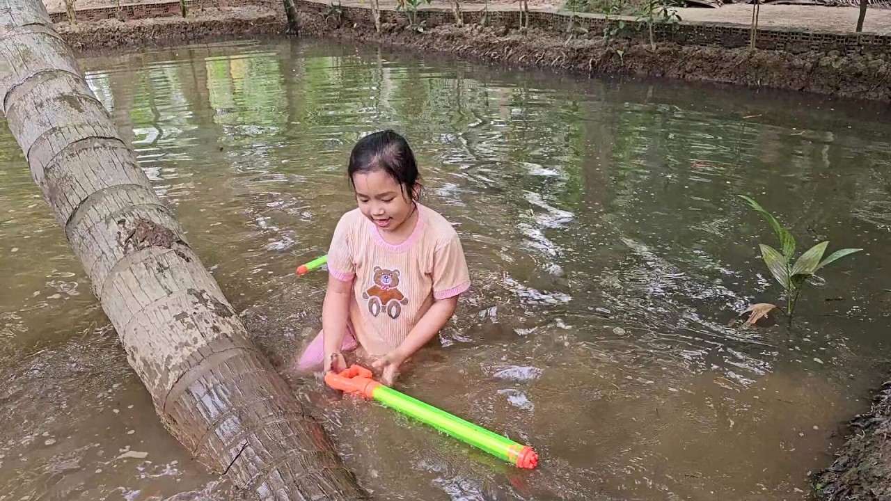 🐧🦆🙄 Muội cho cánh cụt và vịt mặt quạo tắm mương 🌊💖 Xí Mụi Food 1256
