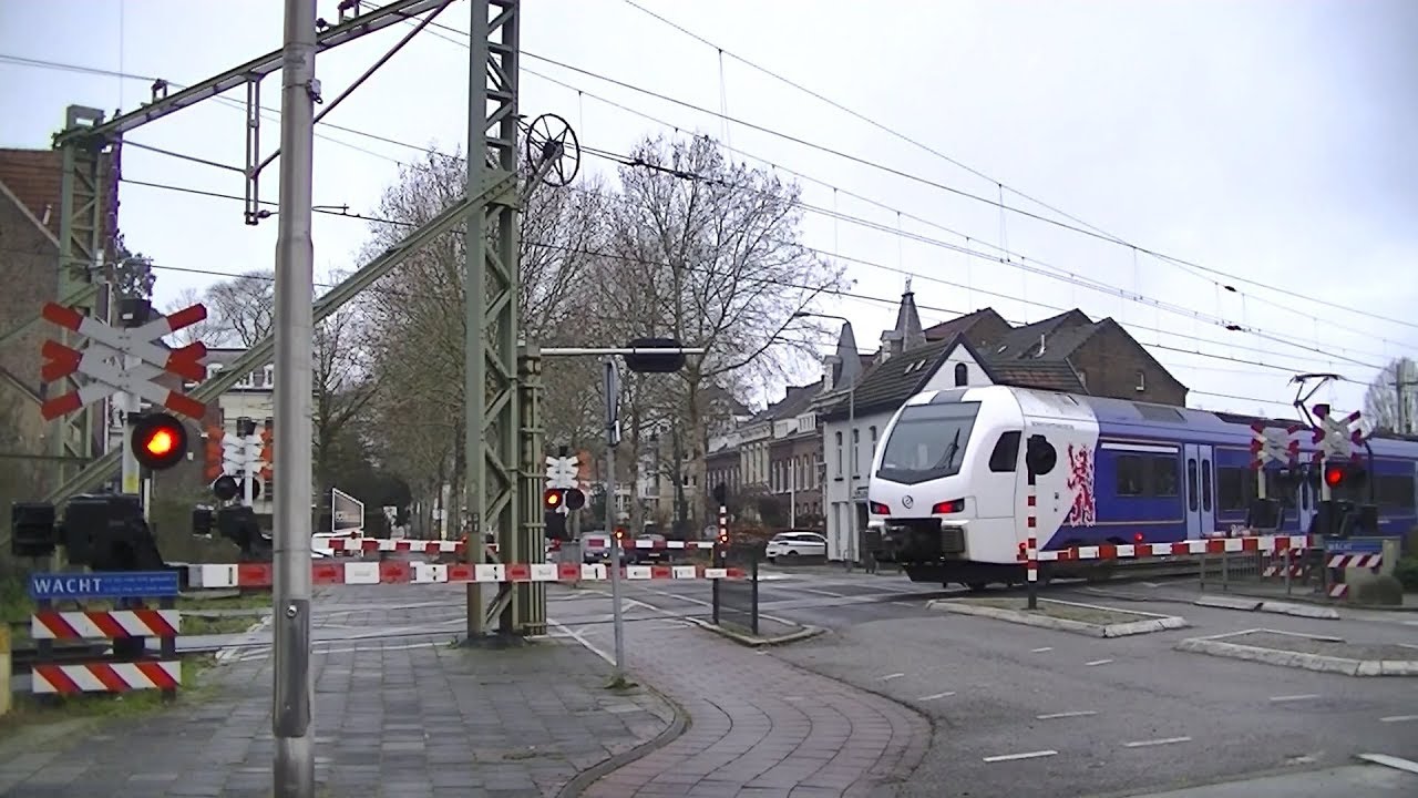 Spoorwegovergang Roermond // Dutch railroad crossing