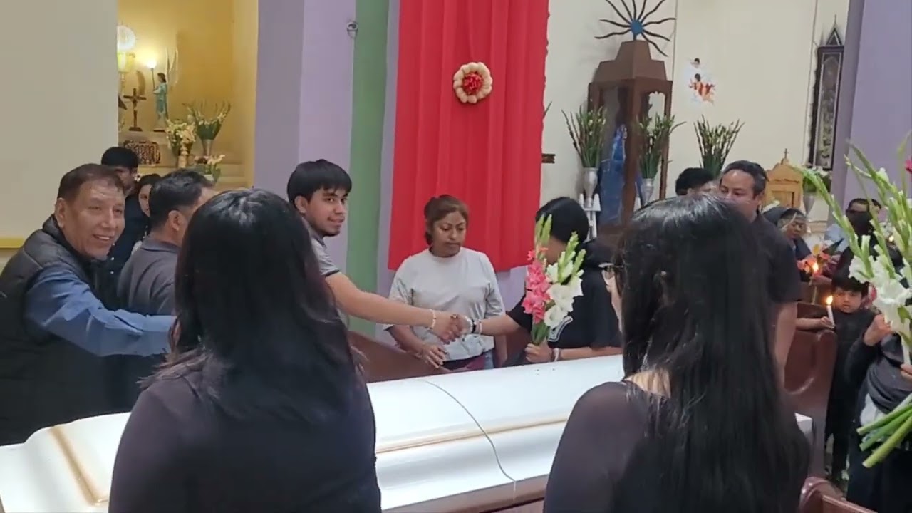 Dandole el último Adios a  EVA SANTIAGO SANTOS, en la parroquia de SAN JUAN MIXTEPEC.