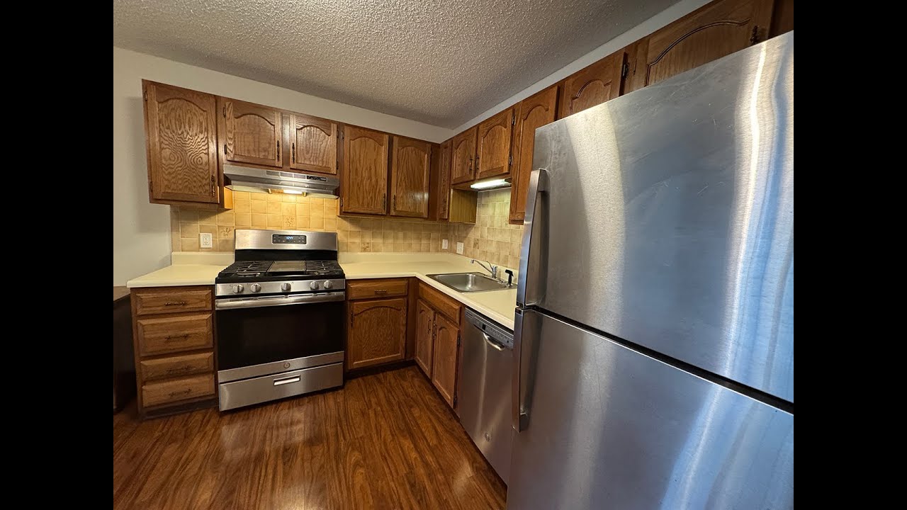 Park View Hills 379-26: 2 Bedroom Manchester NH condo w/ heat, H/W, cooking gas & parking included.