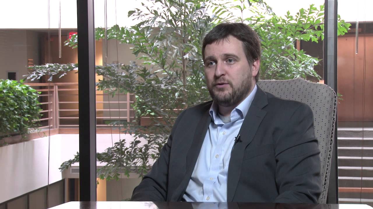 What are the guidelines for suing a government agency?